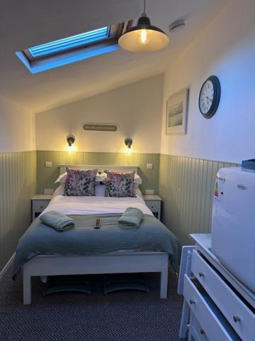 The Little Garden Hideaway With Stunning Sea Views And Garden Bed & Breakfast Holyhead Exterior photo