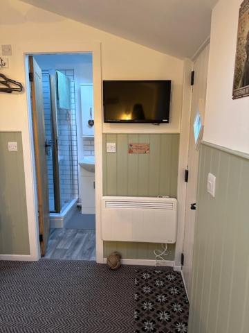 The Little Garden Hideaway With Stunning Sea Views And Garden Bed & Breakfast Holyhead Exterior photo